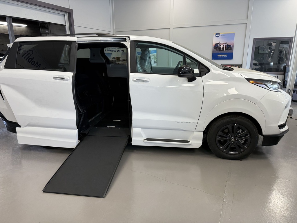 [W6084] 2025 Toyota Sienna XSE AWD