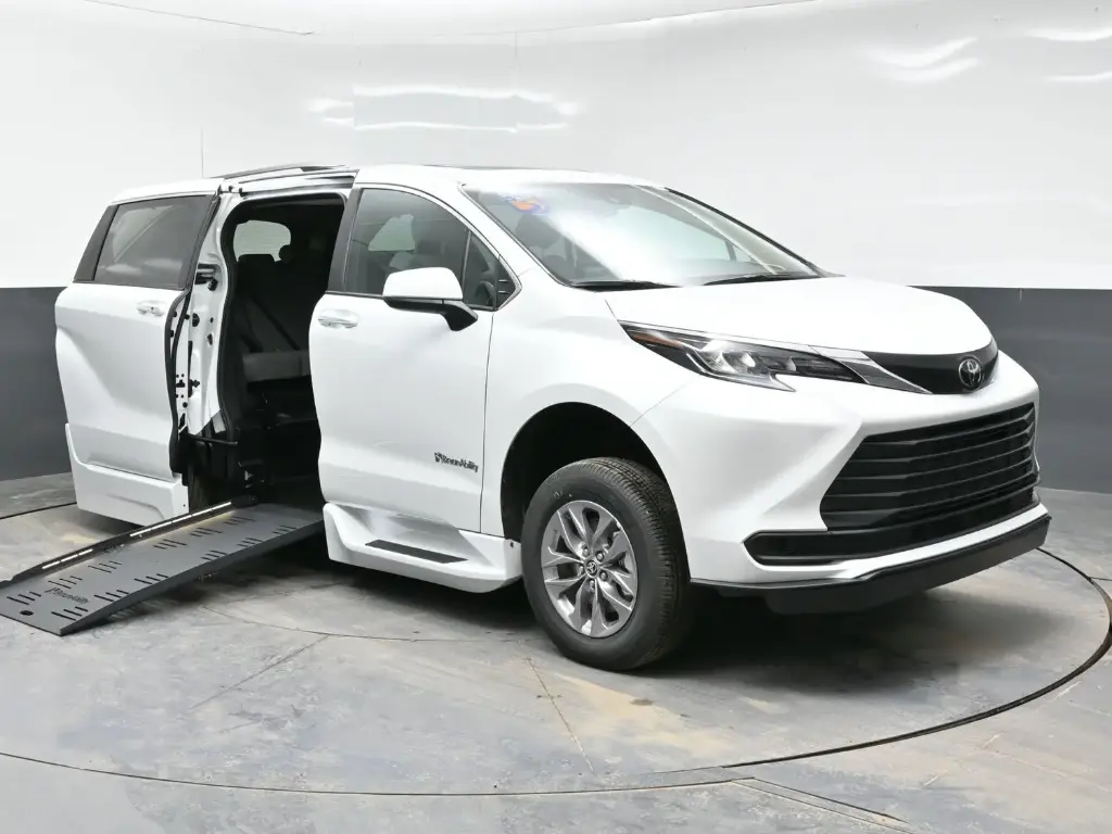 [W6196] 2026 Toyota Sienna XLE FWD