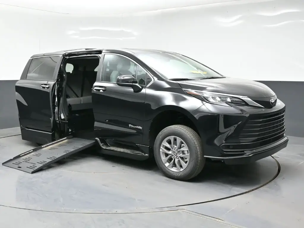 [W6226] 2026 Toyota Sienna XLE FWD