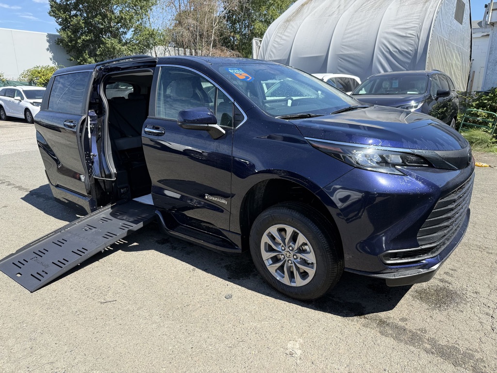 [W6252] 2026 Toyota Sienna XLE FWD