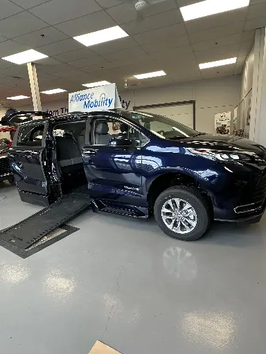 [6049] [W6049] 2024 Toyota Sienna XLE