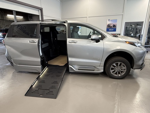 [6071] [W6071] 2025 Toyota Sienna XLE FWD