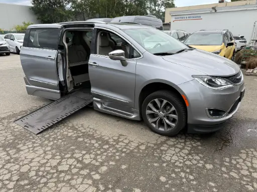 [6131] [W6131] 2020 Chrysler Pacifica Select