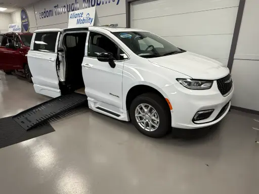 [6124] [W6124] 2025 Chrysler Pacifica Select