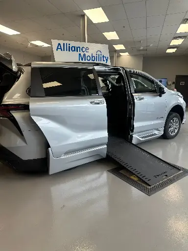 [6140] [W6140] 2025 Toyota Sienna XLE FWD